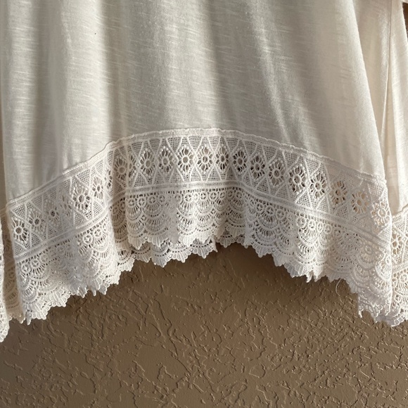 White tunic with lacy sleeves and hem. - Picture 4 of 5